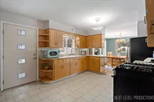 38W443 Sunset Dr, Saint Charles, IL 60175 - Photo 4