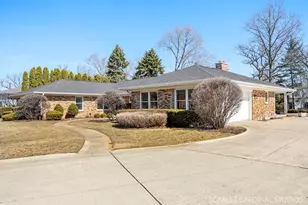 8 Concord Dr, Oak Brook, IL 60523 - Photo 2