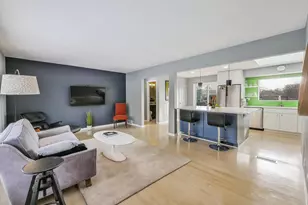 21W051 Woodview Dr, Itasca, IL 60143 - Photo 4