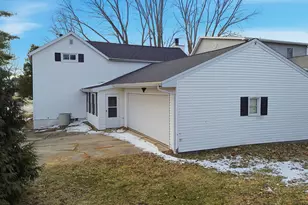 102 E Winfield St, Morrison, IL 61270 - Photo 4