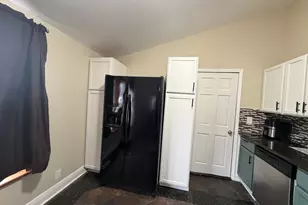 1000 Adams Ct, Carpentersville, IL 60110 - Photo 10