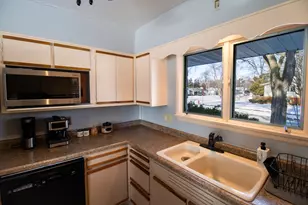 100 Warren Pl, Dekalb, IL 60115 - Photo 8