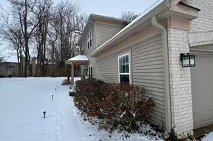 5261 Pebble Ln, Crystal Lake, IL 60012 - Photo 2