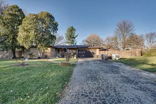 1212 Century Oaks Dr, Elgin, IL 60123 - Photo 2