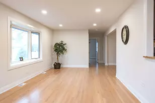 325 Roger Rd, Darien, IL 60561 - Photo 4