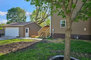 215 E Sale St, Tuscola, IL 61953 - Photo 6