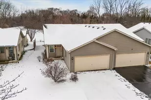 40 S Walnut Dr, North Aurora, IL 60542 - Photo 4