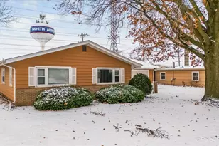 504 Princeton Dr, North Aurora, IL 60542 - Photo 2