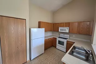 1531 Silverstone Dr, Carpentersville, IL 60110 - Photo 12