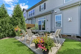 3227 N Heritage Ln, Arlington Heights, IL 60004 - Photo 2