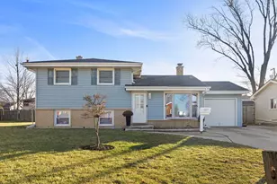 665 W Lake Manor Dr, Addison, IL 60101 - Photo 1