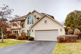 9S310 Woodcreek Pl, Downers Grove, IL 60516 - Photo 2
