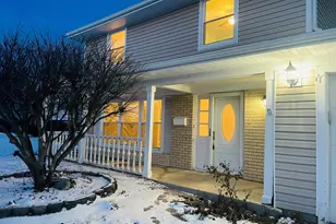 8217 N Carrolton Ct, Hanover Park, IL 60133 - Photo 4