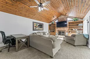 619 West End Rd, Roselle, IL 60172 - Photo 16