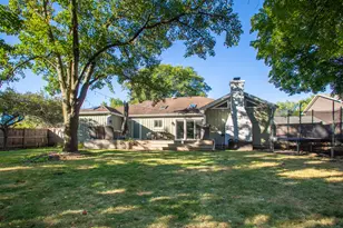 619 West End Rd, Roselle, IL 60172 - Photo 4