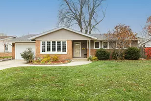 225 Placid Way, Elk Grove Village, IL 60007 - Photo 2