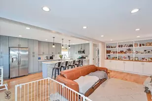 9751 S Hamlin Ave, Evergreen Park, IL 60805 - Photo 10