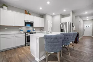 948 Darwin St, North Aurora, IL 60542 - Photo 4