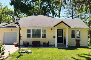 212 Lewis Ave, Wauconda, IL 60084 - Photo 2