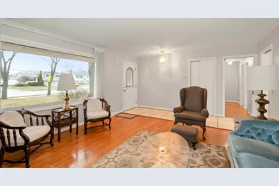 9137 S 88th Avenue S, Hickory Hills, IL 60457 - Photo 2