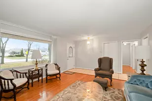 9137 S 88th Ave S, Hickory Hills, IL 60457 - Photo 2