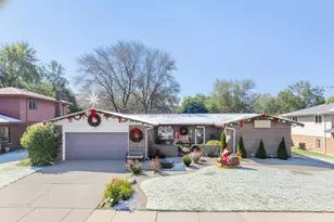 520 Chestnut Ln, Beecher, IL 60401 - Photo 2