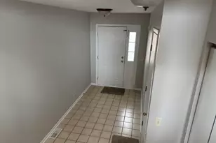 924 Windstone Ct, Lake in the Hills, IL 60156 - Photo 4