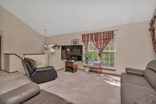 2750 Shelly Ln, Aurora, IL 60504 - Photo 4