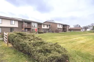 800 Brook Dr, Streamwood, IL 60107 - Photo 2