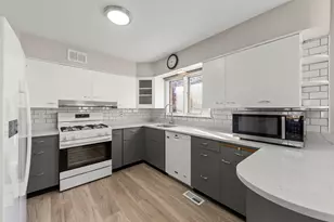 175 S Harrison Ave, Aurora, IL 60506 - Photo 6