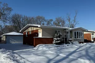 214 N Gay Ct, Glenwood, IL 60425 - Photo 2