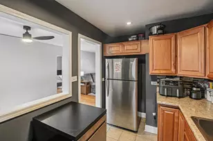 2444 W Berwyn Ave, Chicago, IL 60625 - Photo 8