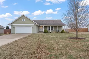 426 E Newton St, Mansfield, IL 61854 - Photo 2