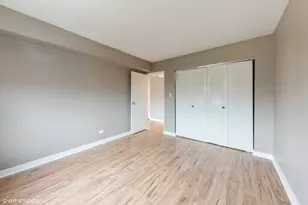 9423 Bay Colony Dr, Des Plaines, IL 60016 - Photo 8