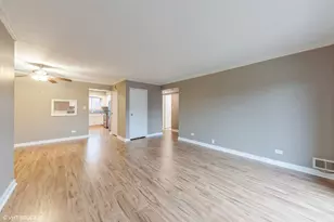 9423 Bay Colony Dr, Des Plaines, IL 60016 - Photo 4