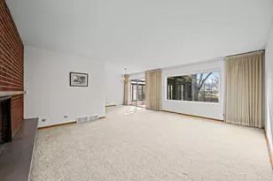 407 E Berkshire Ln, Mount Prospect, IL 60056 - Photo 2