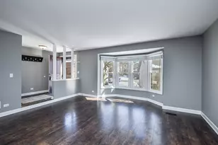 46 White Oak Cir, Saint Charles, IL 60174 - Photo 2