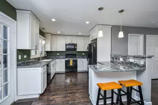 46 White Oak Cir, Saint Charles, IL 60174 - Photo 4