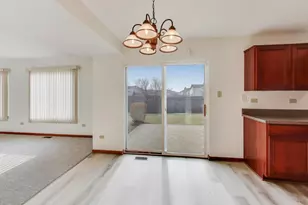 2910 Bloomfield Dr, Joliet, IL 60436 - Photo 8