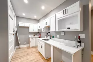 626 W Stratford Pl, Chicago, IL 60657 - Photo 2