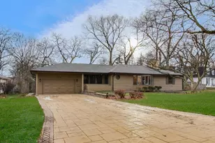 28 Muirwood Dr, Glen Ellyn, IL 60137 - Photo 2