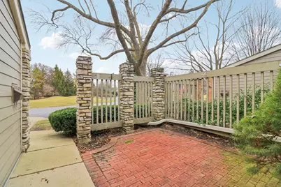 105 W Dover Drive, Mount Prospect, IL 60056 - Photo 2