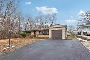 1915 W Oakleaf Dr, McHenry, IL 60051 - Photo 2