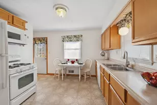 127 W Courtland St, Mundelein, IL 60060 - Photo 4