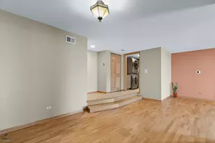 11301 Sycamore Ln, Palos Hills, IL 60465 - Photo 2