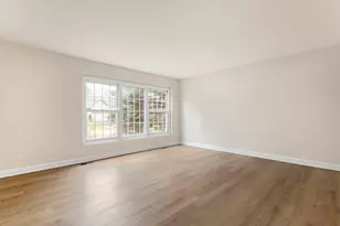 608 Carriage Hill Rd, Island Lake, IL 60042 - Photo 8