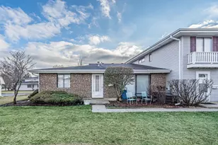 125 Millbrook Ln, Schaumburg, IL 60193 - Photo 1