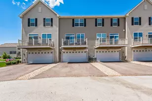 605 Brook Ct, Oswego, IL 60543 - Photo 2