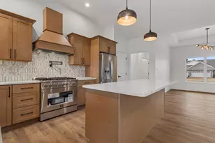 702 N Beacon Hill Cir, Urbana, IL 61802 - Photo 8