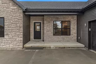 702 N Beacon Hill Cir, Urbana, IL 61802 - Photo 2